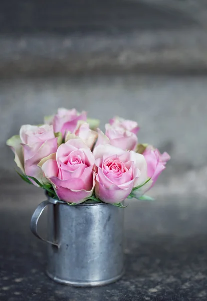 Pink roses in a metal cup2 — Stock Photo, Image