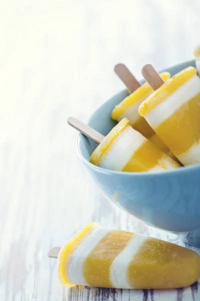 Domowe popsicles żółte mango — Zdjęcie stockowe