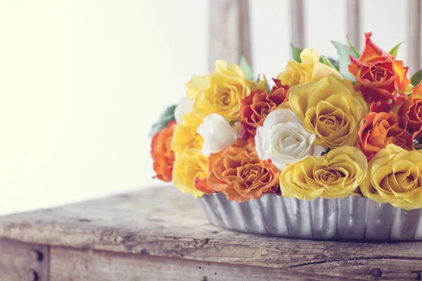 Buquê de rosas amarelas e laranja — Fotografia de Stock