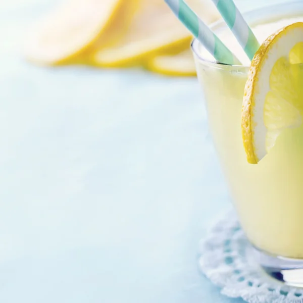 Bardak limon suyu — Stok fotoğraf