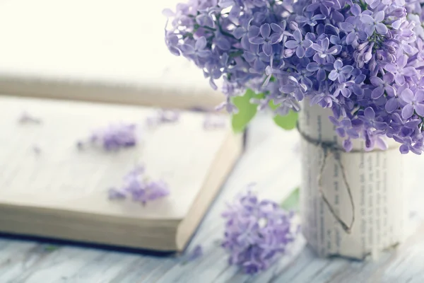 Bukett av lila lila vårblommor — Stockfoto