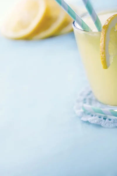 Vaso de jugo de limón Imágenes de stock libres de derechos