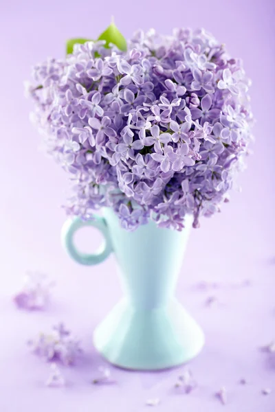 Florero azul con un ramo de lilas Fotos de stock