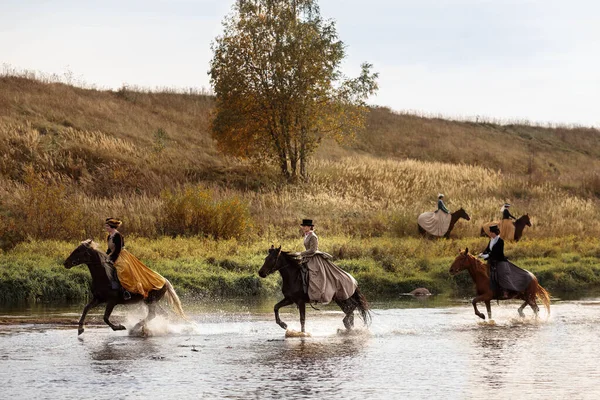4.10.2020ロシア、モスクワ。馬に乗っている女性のライダーのグループは、ギャロップで川を強制的に — ストック写真