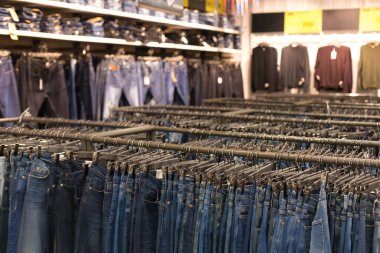 Kotlu askılar giyim mağazasında. Arka planda, dış giyim.