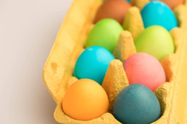 Renkli boyalı Paskalya yumurtaları el işi fabrikasında sarıya boyanmış..