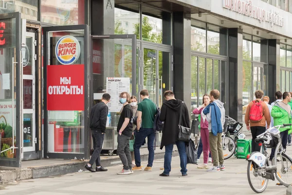 30.05.2020 Rusya, Moskova. Coronavirüs salgını sırasında hamburger kralının fast food restoranında kuyruk..