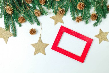 Tebrikler için yeni yıl geçmişi. Dallar üst uçta, altın yıldızlar ve toplar yediler..