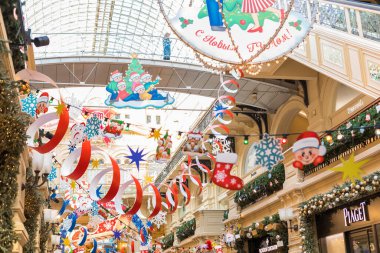 20.12.10 Rusya, Moskova, GUM. Kızıl Meydan 'da şenlikli bir merkez dükkan. Noel çelenkleri