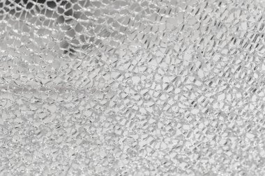 Kırık bir cam yüzey dokusu. Ağdaki camlarda çatlaklar.