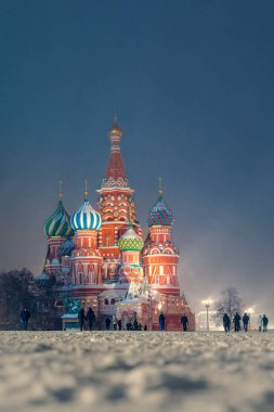 16.01.2021. Rusya, Moskova. Moskova 'daki Kızıl Meydan' daki St. Basils Katedrali. Kış gecesi