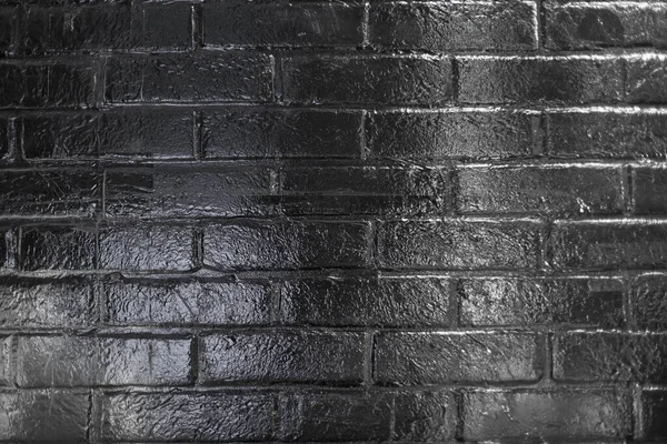 Arka plan gümüş boya ve folyoyla kaplı tuğladan yapılmış. Yatay satır.