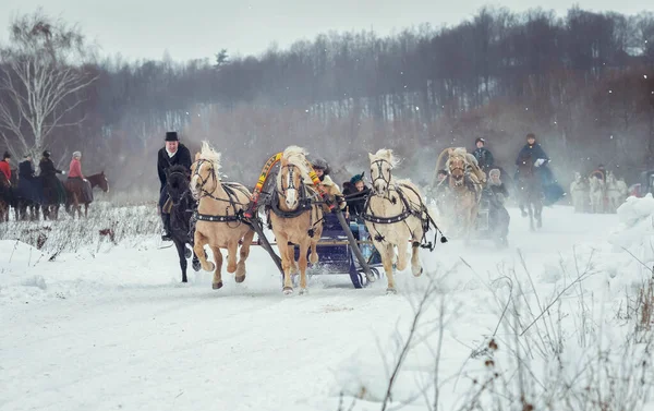 31.01.2021 , Russia, Moscow . Three horses harnessed abreast, carriage-and-three compete in speed with a rider — Stock Photo, Image