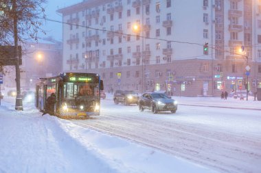 12.02.2021 Rusya, Moskova. Şehirde şiddetli kar yağışı var, yolcular toplu taşıma otobüsüne biniyor.