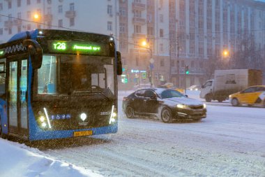 12.02.2021 Rusya, Moskova. Kar fırtınası ve hortum kıyameti Toplu taşımacılık ve arabalar yola çıkıyor