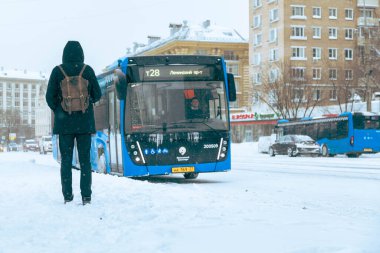 13.02.2021, Rusya, Moskova. Bir toplu taşıma durağında yolcu. Şehir otobüsü geliyor..