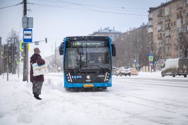 13.02.2021, Rusya, Moskova, bir toplu taşıma durağında otobüs bekleyen yolcu.