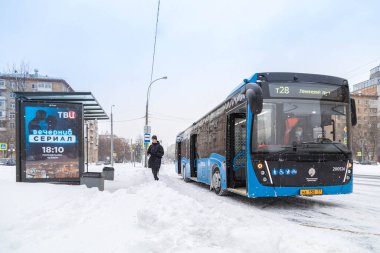 13.02.2021, Rusya, Moskova, bir toplu taşıma durağında otobüs bekleyen yolcu.