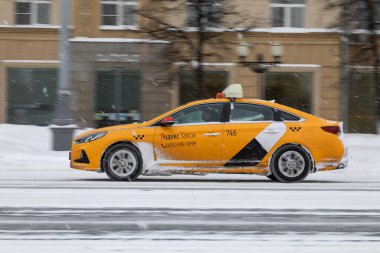 13.02.2021, Rusya, Moskova. Yandex taksi, şehrin karla kaplı sokaklarında hızla ilerliyor..