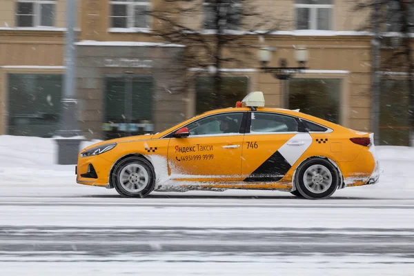 13.02.2021, Rusya, Moskova. Yandex taksi, şehrin karla kaplı sokaklarında hızla ilerliyor..