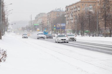 13.02.2021, Rusya, Moskova. Kar yağışı, kar yağdıktan sonra işlenmemiş yollar. Boş yollar.