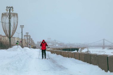13.02.2021, Rusya, Moskova. Şehirde şiddetli soğuk ve kar yağışı var. Kırım köprüsünün yanındaki sette kayakçı..