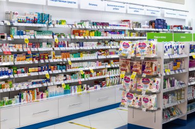 15.02.2021, Rusya, Moskova. Eczanede çeşitli ilaçlarla dolu raflar. Orada kimse yok..