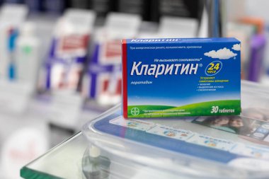 15.02.2021b Rusya, Moskova. Bayer Claritin 'in alerji ilacının ambalajı eczanenin tezgahında..