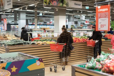 15.02.2021, Rusya, Moskova. Marketteki müşteriler tezgahta sebzelerle bekliyor..