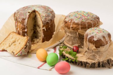 Paskalya Bahar Festivali için Ortodoks yemeği. Geleneksel pastalar ve boyalı yumurtalar.