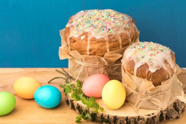 Geleneksel Ortodoks Paskalyası. Ev yapımı fırın ve boyalı yumurta.