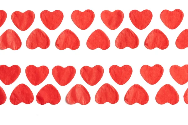 Κόκκινες καρδιές από χαρτί σε λευκό απομονωμένο φόντο. 4 σειρές συμμετρικά αποσυντιθέμενων διακοσμητικών στοιχείων — Φωτογραφία Αρχείου
