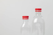 Két üres műanyag palack tartalma nélkül, fehér alapon.