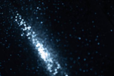 Bokeh mavisi parlak bir arka plan. Gökyüzünün kozmik konsepti.