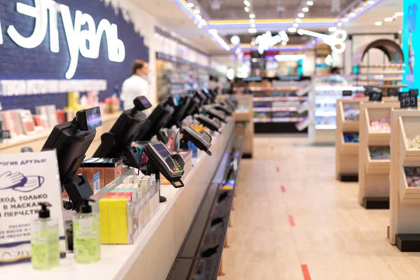 14.04.2021, Rusia, Moscú. La caja registradora y terminales de pago para compras en la tienda de cosméticos Letual. — Foto de Stock