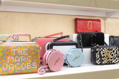 20210414, Rusya, Moskova. Marc Jacobs 'un parlak ve sulu renkli el çantalarıyla dolu lüks bir mağazada bir raf.