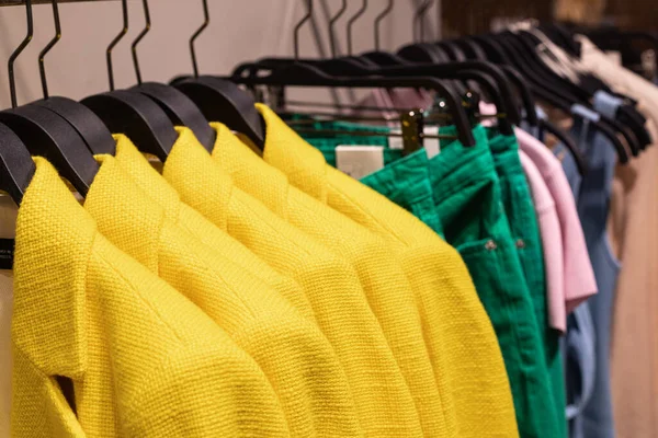 Yıl 2021 Aydınlatıcı Renkli Moda Kadınları yaz ceketleri. Kadın elbiseli askılar. — Stok fotoğraf