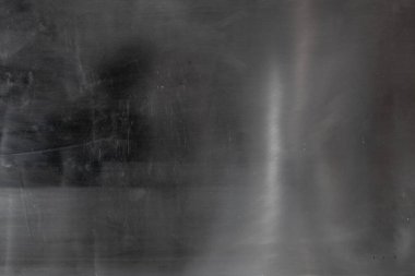 Arka plan, sağ tarafında ışık bulunan levhanın metalik dokusudur..