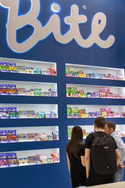 14.04.2021, Rusya, Moskova. Müşteriler tezgahın yanında Isırık Marmelatı 'nın yanında duruyor. Farklı tatlılar içeren bir vitrin