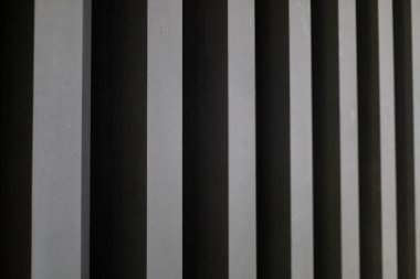 Bakış açısında siyah ve çeliğin sıralı dikey sütunlarının arkaplanı.