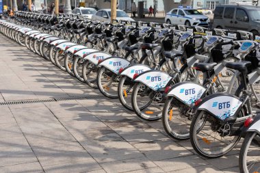 14.04.2021, Rusya, Moskova. Kalabalık bir yerde bisiklet parkı kiralamak için. Motosikletteki logo VTB bankası.