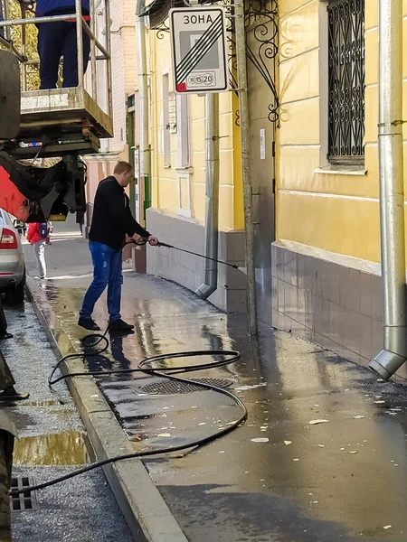 19.04.2021, Россия, Москва. Городские коммунальные предприятия омывают фасады зданий с высоким давлением. — стоковое фото