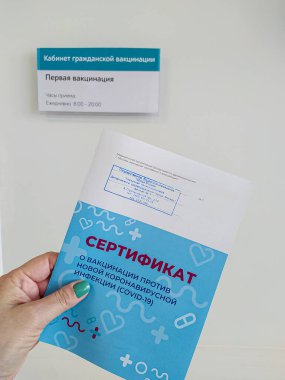 16.04.2021, Rusya, Moskova. Bir kadının elinde COVID aşı sertifikası var. SPUTNIK-V Birincil Aşılama