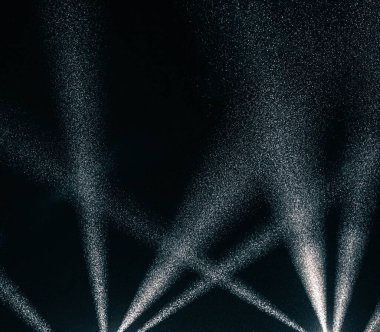 Siyah arkaplandaki nokta lambalarından gelen ışık demetleri. Ekranda üst üste konmaya uygun