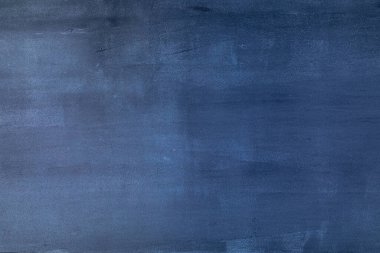 Çimento kaplı duvarın arka planı boya sürerken fırçayla yapılmış boşanmalarla dolu. Gri renk
