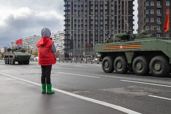 4 мая 2021 года, Россия, Москва. Репетиция парада Победы в Великой Отечественной войне. Ребенок смотрит на армию — стоковое фото