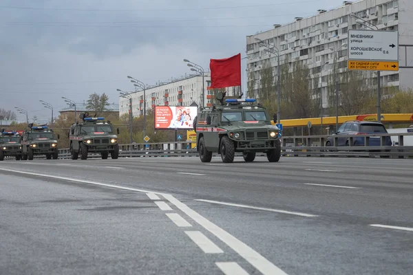 Oroszország, Moszkva, május, május 04. 2021. május 4. A parádé próbája egy ébresztő. A katonai rendőrség páncélozott járművei az utakon. — Stock Fotó