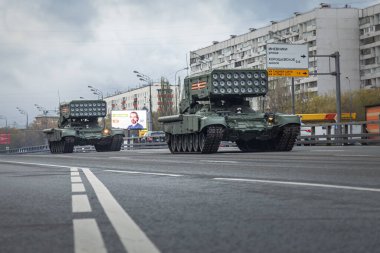 Rusya, Moskova, 4 Mayıs. Büyük vatanseverlik savaşında zafer töreninin provası. Sokakta yaylım ateşi.