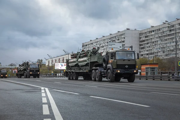 Россия, Москва, 4 мая. Репетиция парада победы в Великой Отечественной войне. Бронетехника проходит по улицам города. — стоковое фото