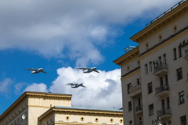 5 мая 2021 года, Россия, Москва. Репетиция парада ВВС. Самолёты Ил-76 — стоковое фото